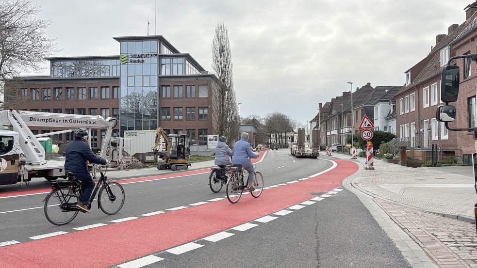 Der neue Radweg entlang der Martin-Faber-Straße in Emden ist fertig. Einige Radfahrer nutzen am verkehrsruhigen Montagvormittag direkt die Autofahrbahn mit. Fotos: Mona Hanssen
