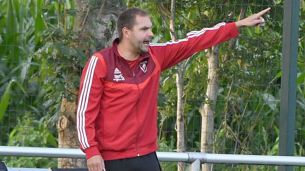 So kennt man Rainer Sinnigen: Volles Engagement an der Seitenlinie. Fotos: Damm