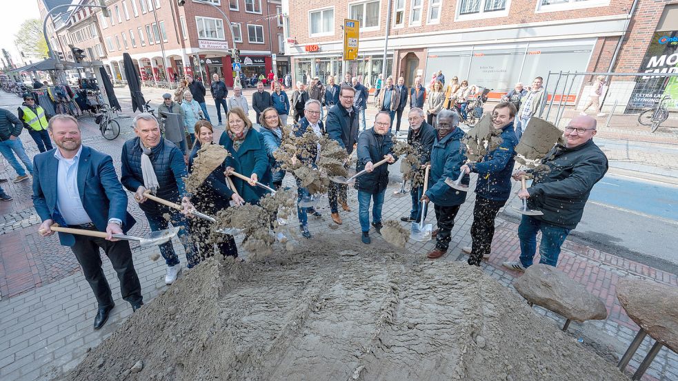 Auf geht‘s: Hier greifen Verwaltungsspitze und Politik zum Spaten. Fotos: Klaus Ortgies
