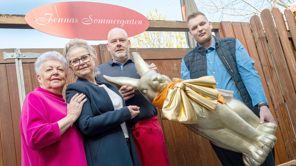 Sie gehen, er kommt (von links): Fenna, Anja und Detlef Haase mit Mirco Dänekas. Der Hase steht wohl künftig anderswo. Fotos: Klaus Ortgies