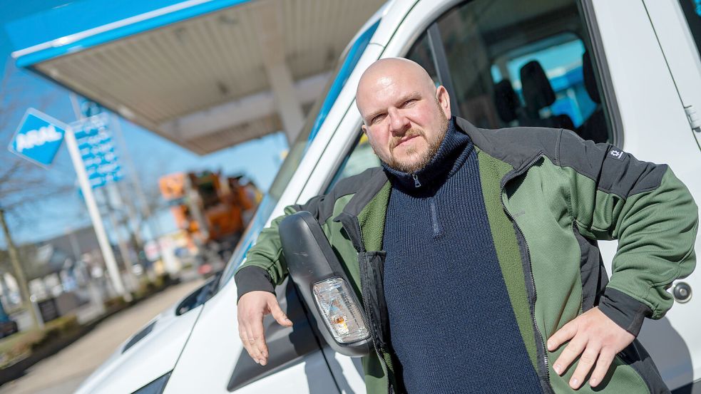 Der Emder Sebastian Bormann darf aus Protest gegen Friedrich Merz mit anderen Bürgerinnen und Bürgern mit einem Demo-Konvoi nach Berlin fahren. Die Polizei wird die Demo begleiten. Foto: Klaus Ortgies
