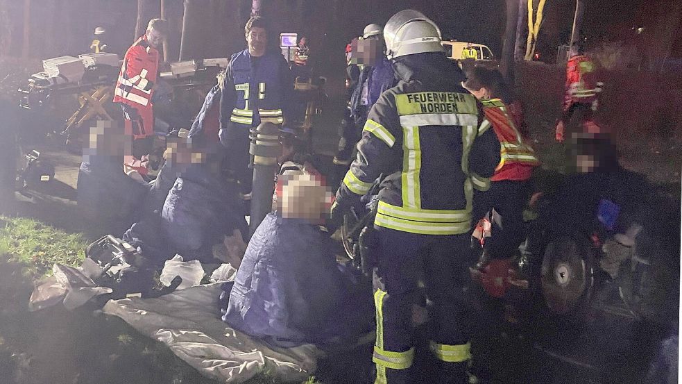 Nach dem Brand mussten die Bewohner draußen auf dem Rasen sitzen. Foto: Feuerwehr