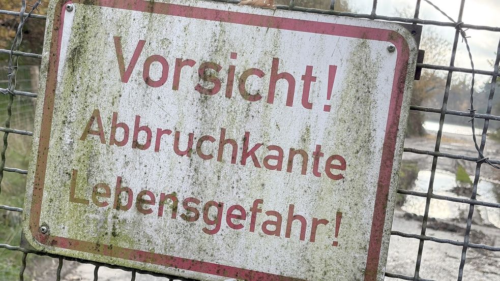 Ein Schild am Tor zur Baggerstelle warnt vor dem Betreten. Der Rhauderfehner Rat hatte Planungen, aus dem See eine Badestelle zu machen, zugestimmt. Jetzt gibt es Probleme. Foto: Marion Janßen/Archiv