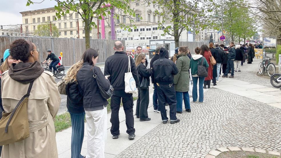 Besucher stehen Schlange vor der Ausstellung. Foto: Andreas Heimann