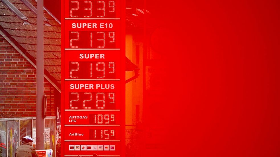 An der Tankstelle bekommen die Menschen die Folgen des Iran-Kriegs zu spüren. (Archivbild) Foto: Jonas Walzberg