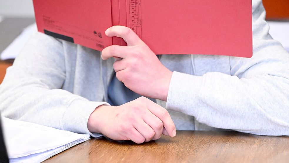 Der 24 Jahre alte Angeklagte soll seine Großmutter ermordet haben. (Archivbild) Foto: Felix Hörhager