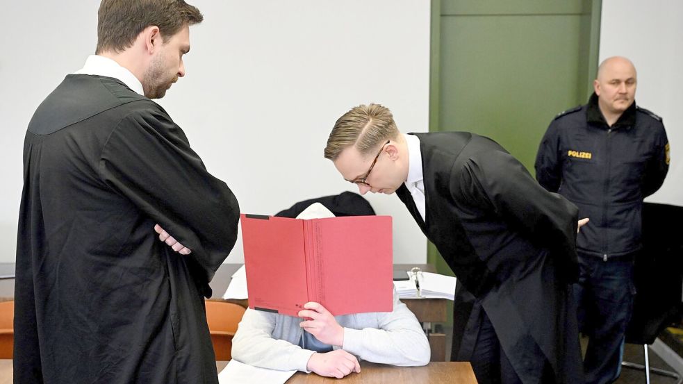 Der Angeklagte mit seinen Anwälten. (Archivbild) Foto: Felix Hörhager