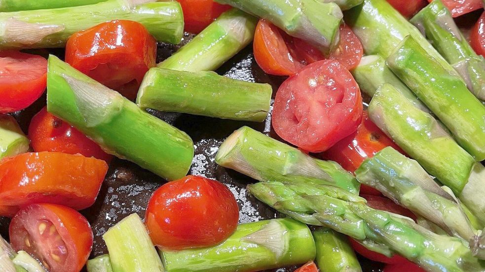 Grüner Spargel und leuchtend rote Tomaten machen direkt gute Laune beim Kochen. Foto: König