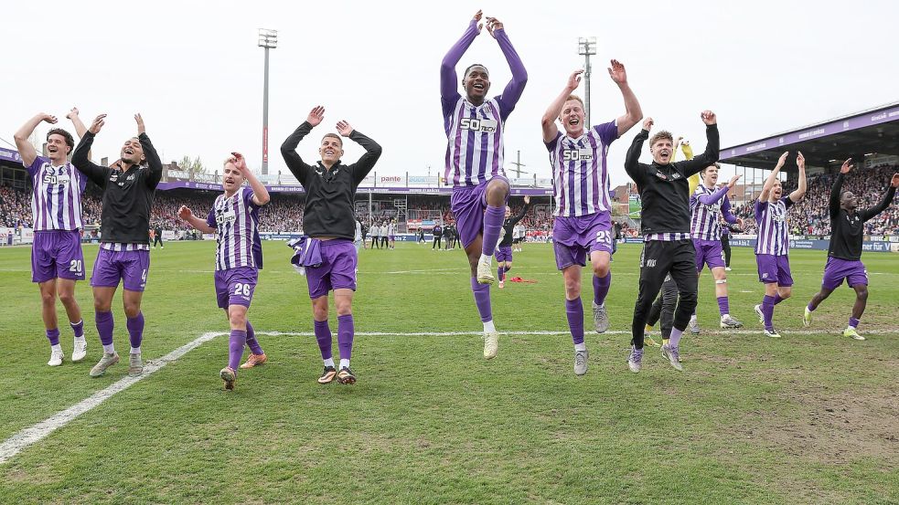 Wollen hoch hinaus: Die Spieler des VfL Osnabrück jubeln nach dem 1:0-Sieg gegen Energie Cottbus am Sonntag. Foto: osnapix/Marcus Hirnschal