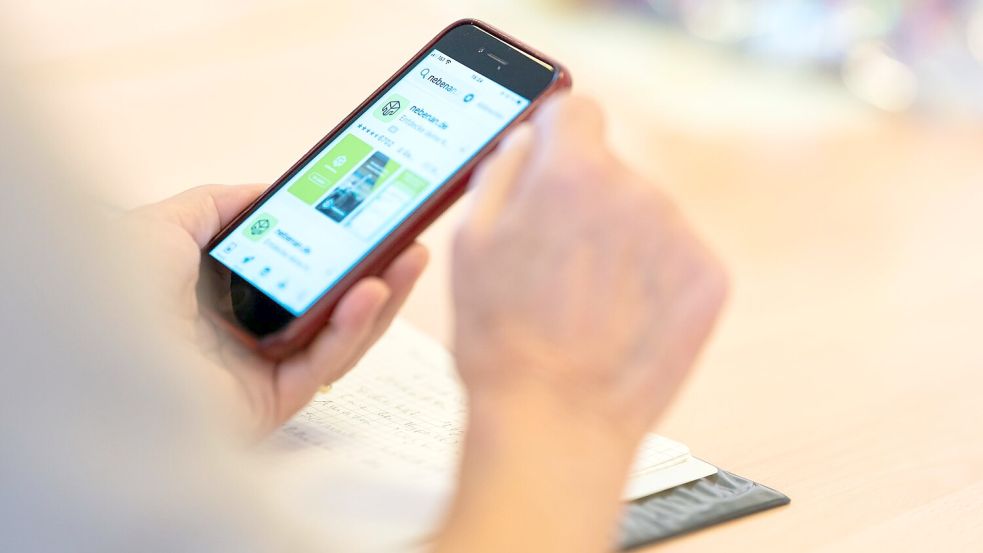 Ein etwas älteres Smartphone-Modell, noch voll funktionsfähig - was passiert damit, wenn die Nutzerin ein neueres Modell bekommt? Foto: Lukas Barth