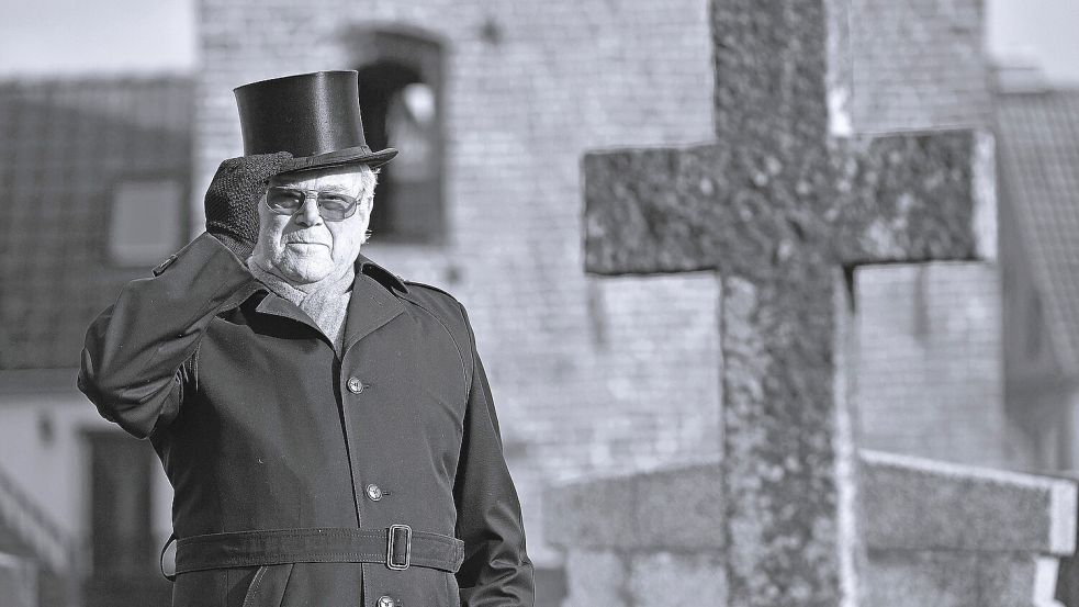 Heere Westerman (hier 2018) war einer der letzten Leichenbitter Ostfrieslands. Jetzt ist er im Alter von 90 Jahren gestorben. Foto: Klaus Ortgies/Archiv