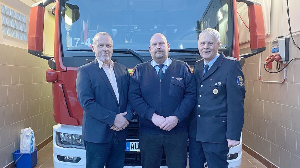 Bürgermeister Uwe Redenius (links) und Ortsbrandmeister Heyko Meints (rechts) gratulierten dem neuen stellvertretenden Ortsbrandmeister Marco Geiken zur Wahl. Foto: privat