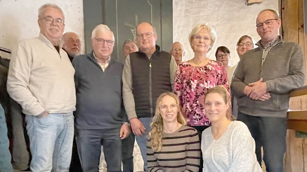 Den Vorstand der Interessengemeinschaft Rysum bilden (stehend, von links): Alfred Snap, Kay ten Doornkaat, Walter Stolz, Jürgen de Boer, Reinhold Weets, Rainer Gerjets, Irene Kremmin, Daniela Voss, Bettina Berndt und Jürgen Weets sowie Jasmin Reiners (knieend, von links) und Manuela Wessels. Es fehlt Eka van der Linde. Foto: privat