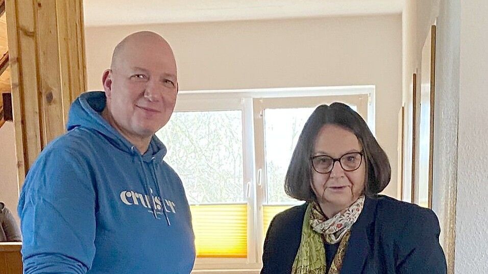 Die stellvertretende Leiterin des Kreissportbunds Aurich, Grete Kruse, überreichte Thorsten Busche eine Ehrennadel. Foto: privat