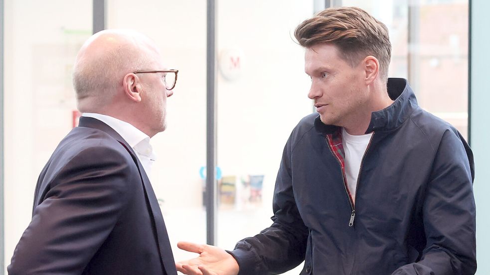 Hendrik Poppinga (links ) im Gespräch mit Henning Rießelmann. Foto: Doden/Emden