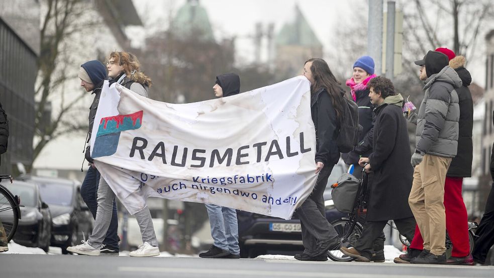 Im Visier der Polizei: Gegen zwei Aktivisten der Gruppierung „Rausmetall“ laufen nun Strafverfahren. Unser Bild zeigt Teilnehmer einer Demonstration im Januar 2026. Foto: IMAGO/Swaantje Hehmann