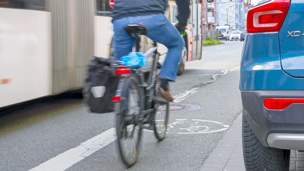 Dieses Bild der Iburger Straße zeigt ein Kernproblem des Osnabrücker Verkehrs: Auf den großen Einfallstraßen konkurrieren Busse, Radfahrer und Autos um den Platz. Foto: Jörn Martens