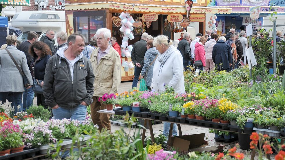 Rat an Ort und Stelle: Viele Hobbygärtner nutzen die Gelegenheit, mit den Händlern ins Gespräch zu kommen.