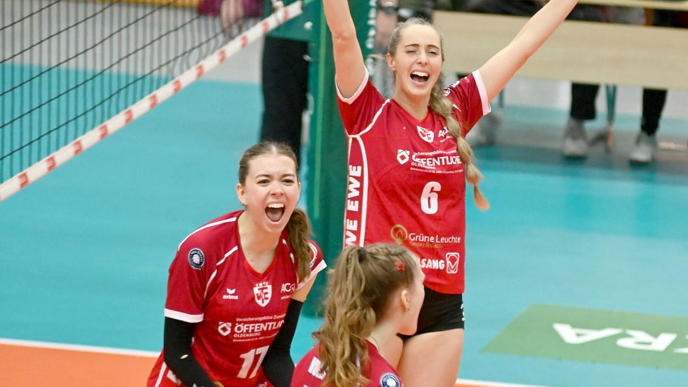 Die beiden Wiesmoorerinnen Tessa Weßels (vorne links) und Janna Eilers (hinten) gehören zur Zweitliga-Mannschaft des TV Cloppenburg. Foto: Robert Gertzen