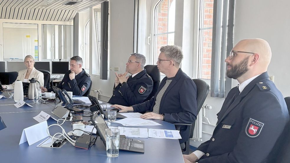 Amelie Schmidt (von links), Dirk Oidtmann, Stephan Zwerg, Carsten Vierkant und Jannes Ulferts stellten die Statistik 2025 der Polizeiinspektion Aurich-Wittmund vor. Foto: Lasse Paulsen