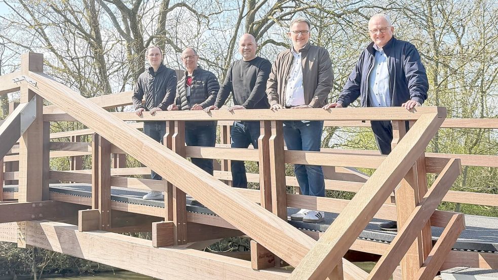Geschafft: Patrick Pastille (Bauamt Bunde, von links), Verlaats Ortsvorsteher Johann Kutscher, Bauamtsleiter Robert Müller, Bürgermeister Uwe Sap und Hermann Kassens, Inhaber der bauausführenden Firma Kassens-Bau, sind zufrieden. Foto: Gemeinde Bunde