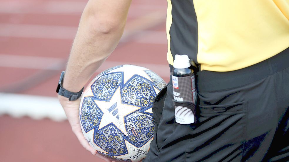 Im ägyptischen Fußball ist es zu einer kuriosen Szene gekommen, bei der ein Schiedsrichter im Mittelpunkt stand. Foto: IMAGO/Frank Scheuring