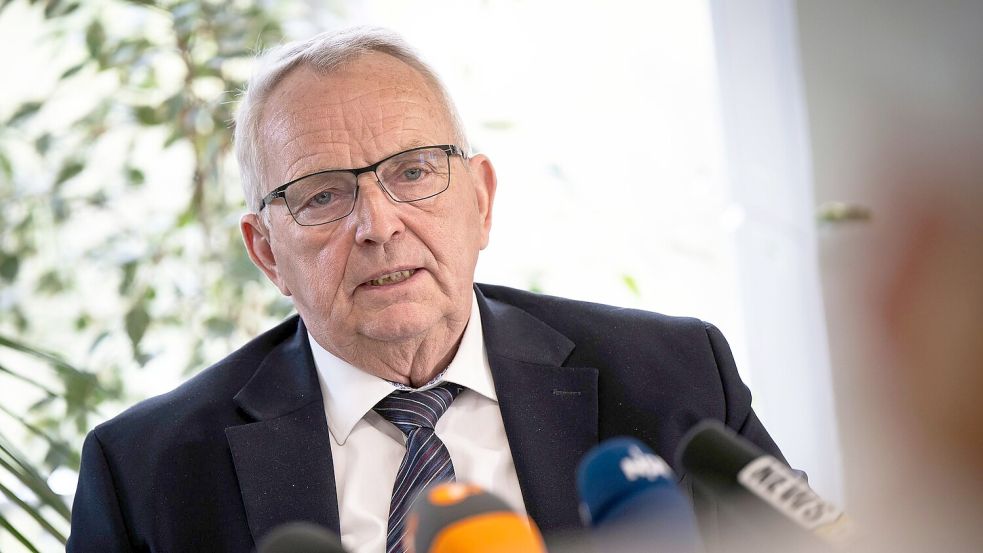 Backhaus hat grünes Licht für den Rettungsversuch einer privaten Initiative für den bei Wismar gestrandeten Buckelwal gegeben. Foto: Philip Dulian