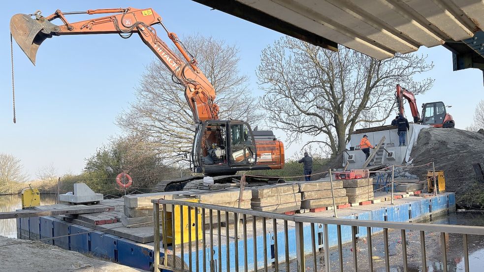 Morgens um halb acht: Hier wird per Ponton fleißig gearbeitet. Fotos: Stephanie Schuurman