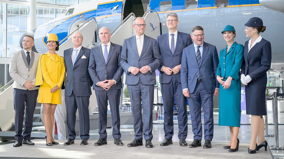 Gruppenbild mit Kanzler: Merz (Mitte) besucht die Lufthansa zum Jubiläum. Foto: Hannes P. Albert/dpa