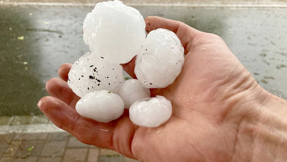 Je größer die Hagelkörner, desto größer die Gefahr. Hier Eisbälle, die im Juni 2023 in der oberbayerischen Ortschaft Valley niedergingen. (Archivbild) Foto: Elke Richter/dpa
