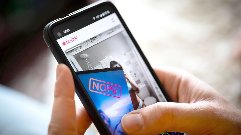 Das berühmte Swipen: die Dating-App Tinder auf einem Smartphone. (Archivbild) Foto: picture alliance/dpa