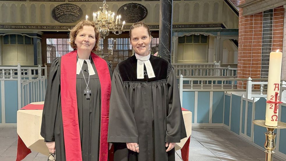 Regionalbischöfin Sabine Schiermeyer (links) und Pastorin Insa Adams vor dem Altar der Ludgeri Kirche in Norden. Foto: privat