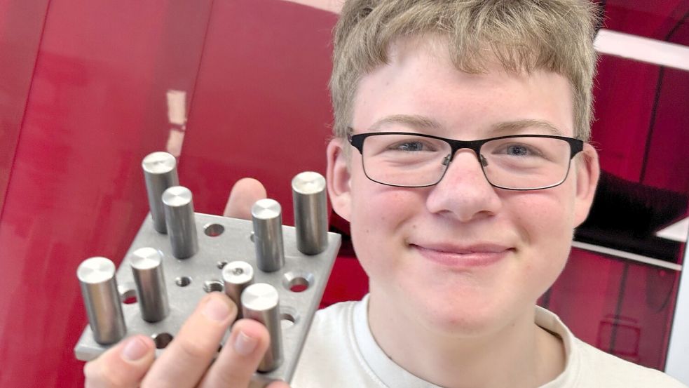 Maiko Dirks von der KGS Wiesmoor legt einmal in der Woche freiwillig eine Extraschicht ein: Als Teilnehmer der Generationenwerkstatt arbeitet er einen Nachmittag in einem Wiesmoorer Betrieb. Foto: Nicole Böning