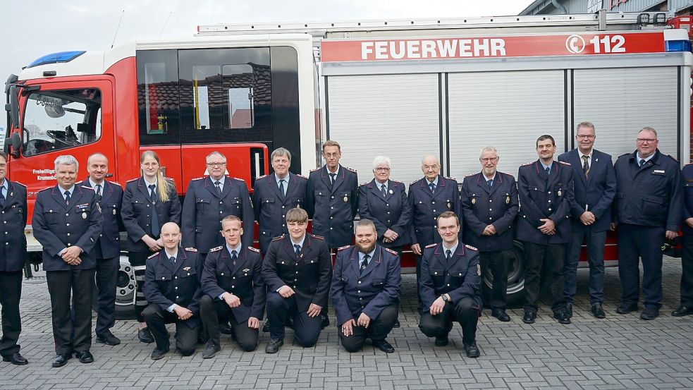 An der Jahreshauptversammlung der Feuerwehr Krummhörn nahmen teil (hinten, von links): Mathias Uden, Lara Klaaßen, Thomas Engelbarts, Hartmut Reemtsma, Thorsten Deterts, Jakoba Jürrens, Hinrich Hugen, Hillrich Westermann, Stefan Welzel, Reiner Willms, Jan-Jürgen Lüpkes und Uwe Behrends sowie (vorne, von links): Rolf Conrads, Rudolf Peters, Matthias Engelbarts, Malte Tammen, Tammo Lübben, Torben de Voss und Jannik-Eike Fischer. Foto: privat