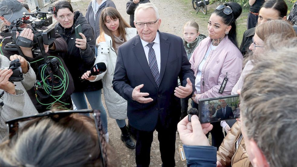 Till Backhaus (SPD), Umweltminister des Landes Mecklenburg-Vorpommern, spricht am Mittwochabend auf der Ostseeinsel Poel zu Demonstranten, Aktivisten und Journalisten. Foto: Bernd Wüstneck