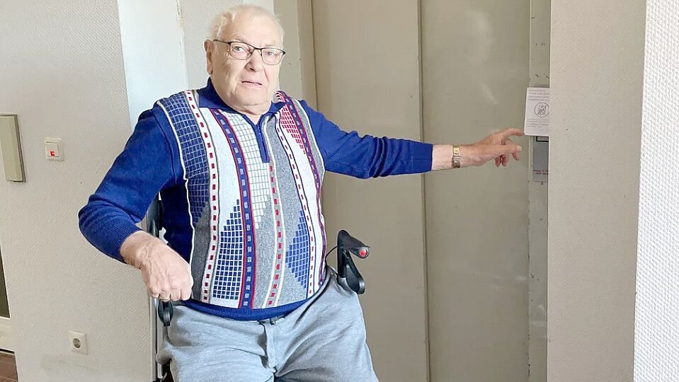 Aufzug defekt: Peter Isaakson (85) ist gehbehindert und konnte seit Wochen nur einmal das von der Vonovia vermietete Haus verlassen. Foto: Olaf Wunder