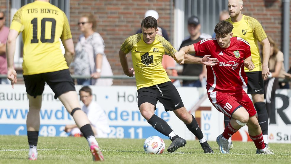 Der TuS Hinte (am Ball Joergen Klingenberg) zeigte zuletzt eine starke Form – und fordert nun den Spitzenreiter TuS Pewsum (rechts Dirk Frerichs) heraus. Foto: Jens Doden, Emden