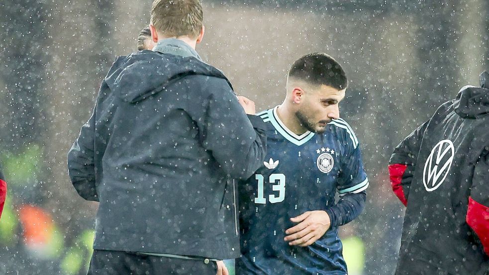 Julian Nagelsmann (l.) und Deniz Undav (r.) auf dem Rasen nach dem WM-Test gegen Ghana. (Archivbild) Foto: Christian Charisius