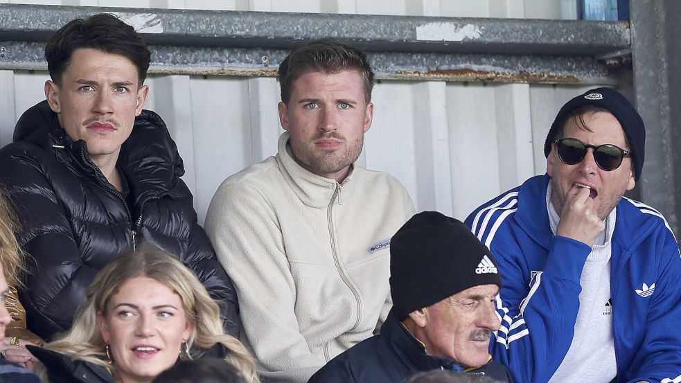 Sebastian Plog (Mitte) und Deluxe Punte (rechts) verfolgten die Partie mit einem möglichen Neuzugang. Foto: Doden/Emden