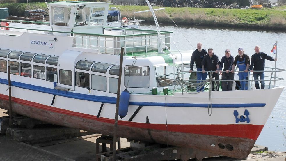 Den Saisonstart fest vor Augen: Die „MS Stadt Aurich“ kehrt in der nächsten Woche zurück auf ihren Liegeplatz im Auricher Hafen. Bis zum Saisonstart am 1. Mai haben Verkehrsvereinsgeschäftsführer Marco Bordasch (von rechts), die Kapitäne Dietrich Rohlfs und Gerhard Dirks sowie Marc Janssen und Thomas Hippen vom Auricher Hafenteam noch alle Hände voll zu tun. Foto: Udo Hippen