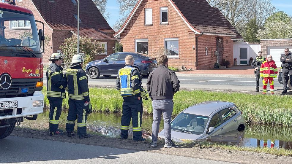 Feuerwehr und Polizei rückten zur Unfallstelle aus. Foto: Marion Janßen