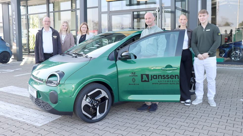 Das Renault-Team von Janssen Automobile in Aurich freut sich auf viele Besucher, die den neuen Twingo kennenlernen wollen. Foto: Axel Wittich