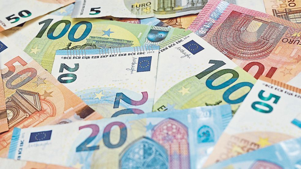 Das liebe Geld: Osnabrück darf nun hochoffiziell mehr ausgeben, als es hat. Vor allem für Infrastrukturprojekte und Tochtergesellschaften. Foto: Patrick Pleul/dpa