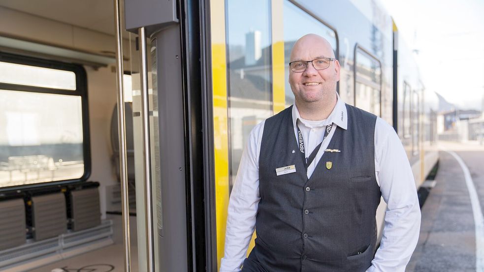 Der Zugbegleiter Ronald-Phillip Tolkiehn erhält den Preis Eisenbahner mit Herz. Foto: Lorenz Bee/Allianz pro Schiene/d
