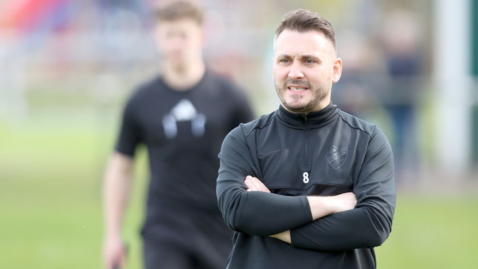 Claudio Casto ist seit einer Woche Trainer von GW Firrel und besiegte zum Start mit seinem Team Nordhorn 3:1. Foto: Jens Doden/ Emden