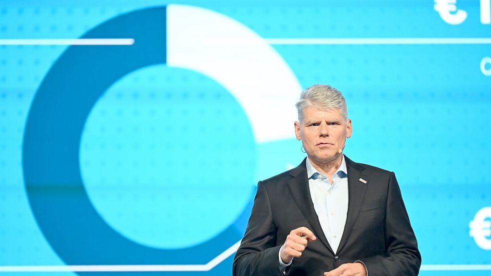 Bosch-Finanzchef Forschner erklärte die Zahlen des Konzerns. Foto: Bernd Weißbrod/dpa