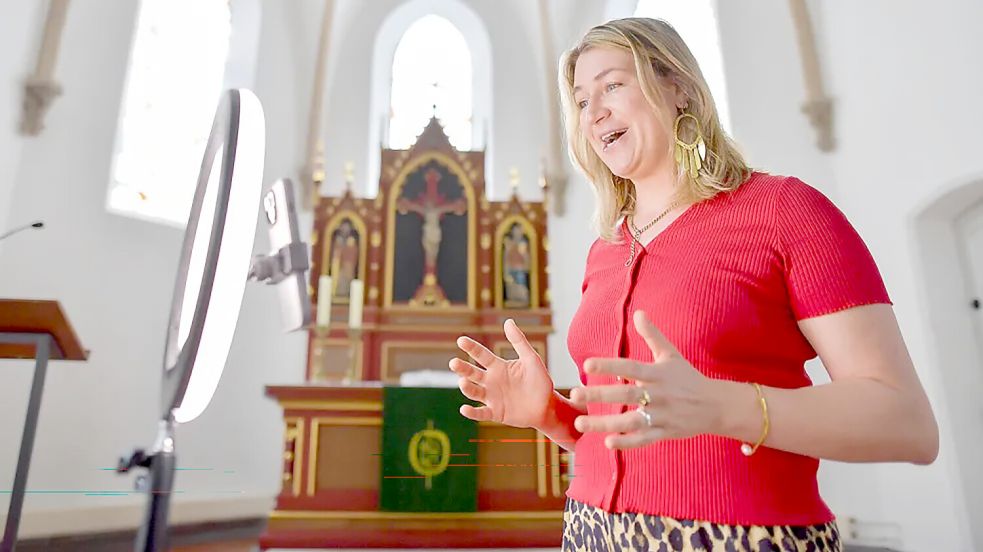 Pastorin Ina Jäckel postet in den sozialen Medien über den Alltag zwischen beruf und Mutterschaft. Foto: Archiv/Klaus Ortgies