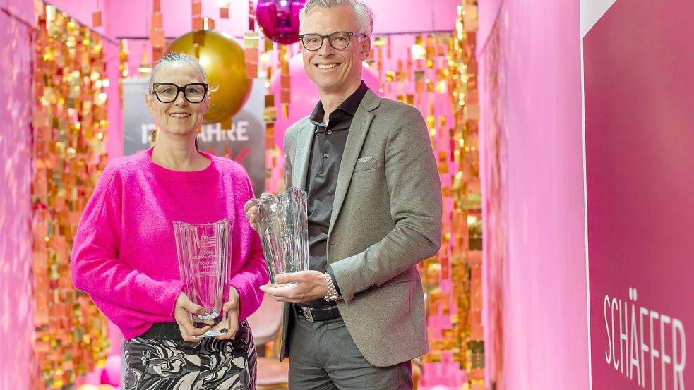 Vanessa Waldvogel und Tobias Schonebeck von Schäffer präsentieren stolz die zwei Preise, die das Osnabrücker Kaufhaus in den USA gewonnen hat. Foto: Tobias Saalschmidt