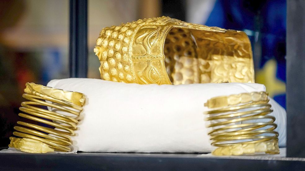 Der goldene Helm von Cotofenesti und zwei der ebenfalls geraubten Armbänder sind wieder aufgetaucht. Sie wurden Anfang April präsentiert. Foto: Sem van der Wal/ANP/dpa