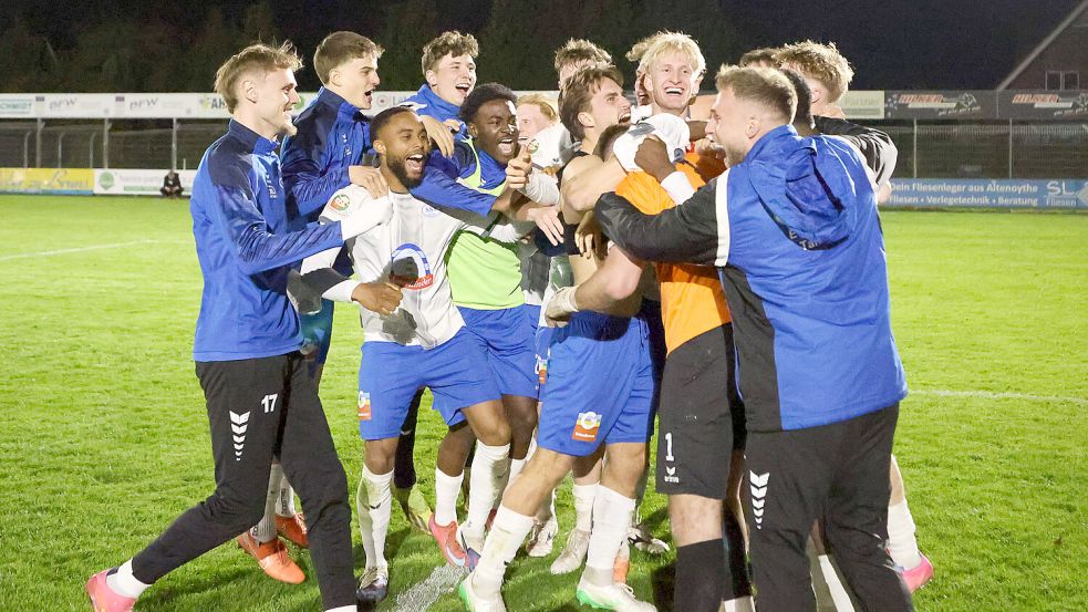 Moritz Onken (verdeckt, orangenes Trikot) war am Mittwoch in Jeddeloh wieder einmal der Held im Elfmeterschießen. Foto: NFV
